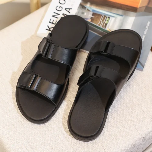 SANDALES EN CUIR NOIR RAFFINÉES