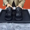 SANDALES EN CUIR NOIR RAFFINÉES