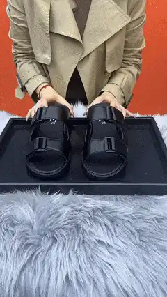 SANDALES EN CUIR NOIR RAFFINÉES